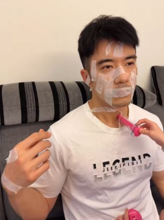 酒JR演病患「满脸胶带」苦喊：还有残胶九游会j9登录爸爸眼神死！雨天只能家家(图1)