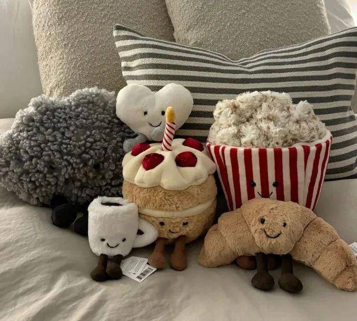 生意经:Jellycat背后的品牌共创逻辑九游会J9入口合力造化品牌洞察|情绪价值的(图8) 生意经:Jellycat背后的品牌共创逻辑九游会J9入口合力造化品牌洞察|情绪价值的(图8)
