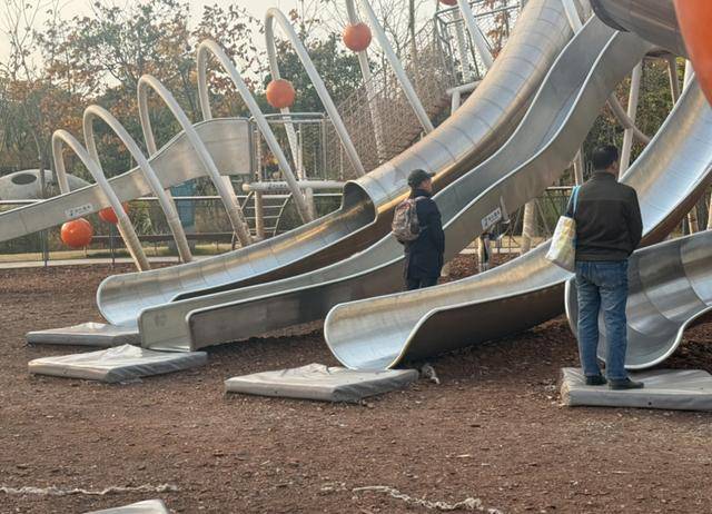 “铁皮滑梯”安全隐患明显冬季更需谨慎！九游会j9登陆玩个滑梯竟然骨折上海多处(图4)