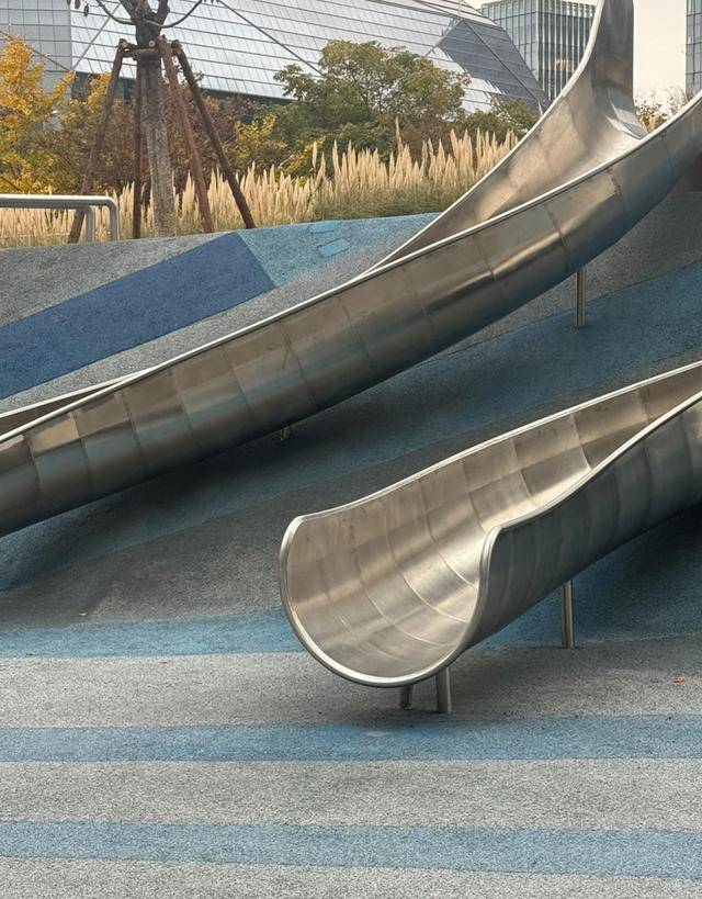 “铁皮滑梯”安全隐患明显冬季更需谨慎！九游会j9登陆玩个滑梯竟然骨折上海多处(图6)